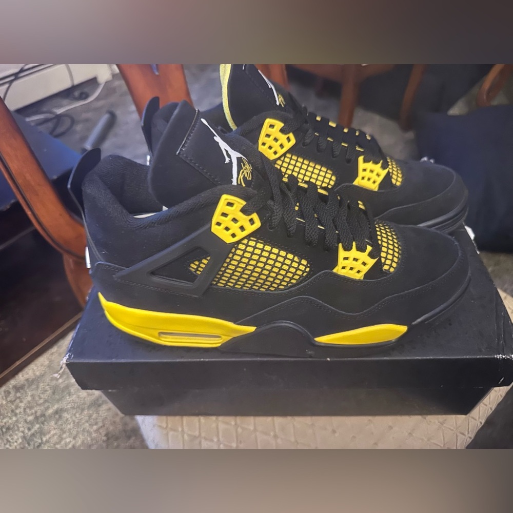 Like new Jordan 4 thunder with OG all